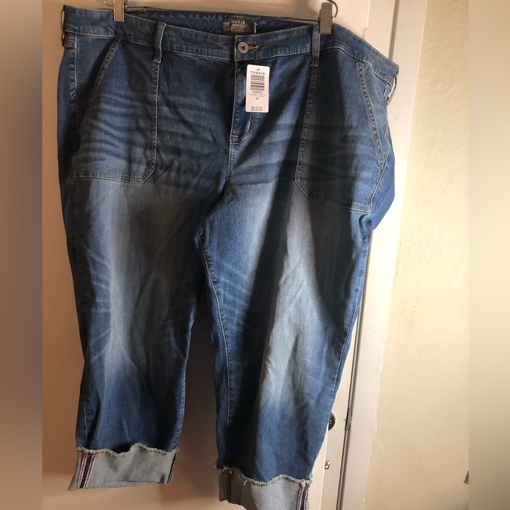 Torrid, 28, color medium wash